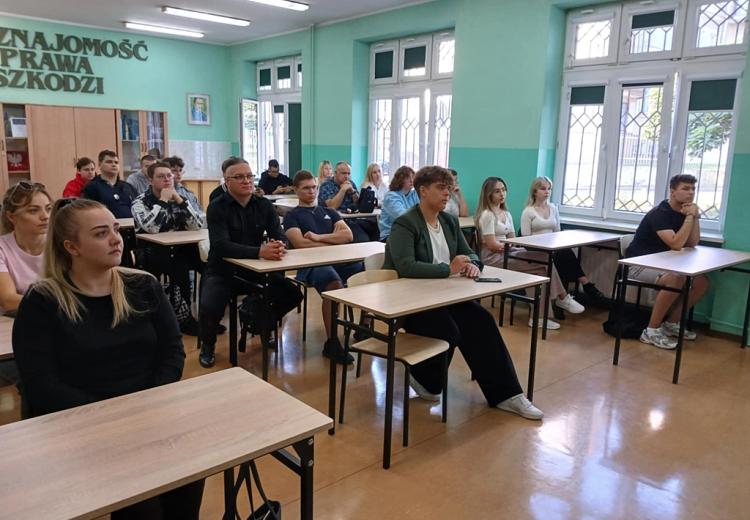 inauguracja roku szkolnego w szkołach zaocznych dla dorosłych