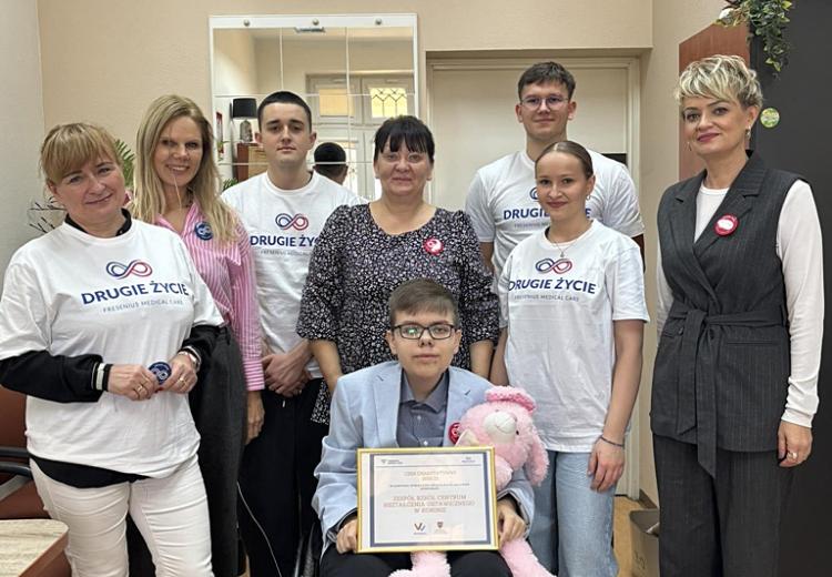 Wręczenie czeku charytatywnego w ramach kampanii "Drugie Życie"